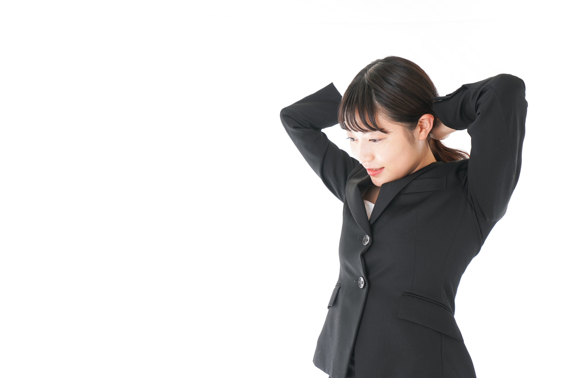 身だしなみを整える若いビジネスウーマン