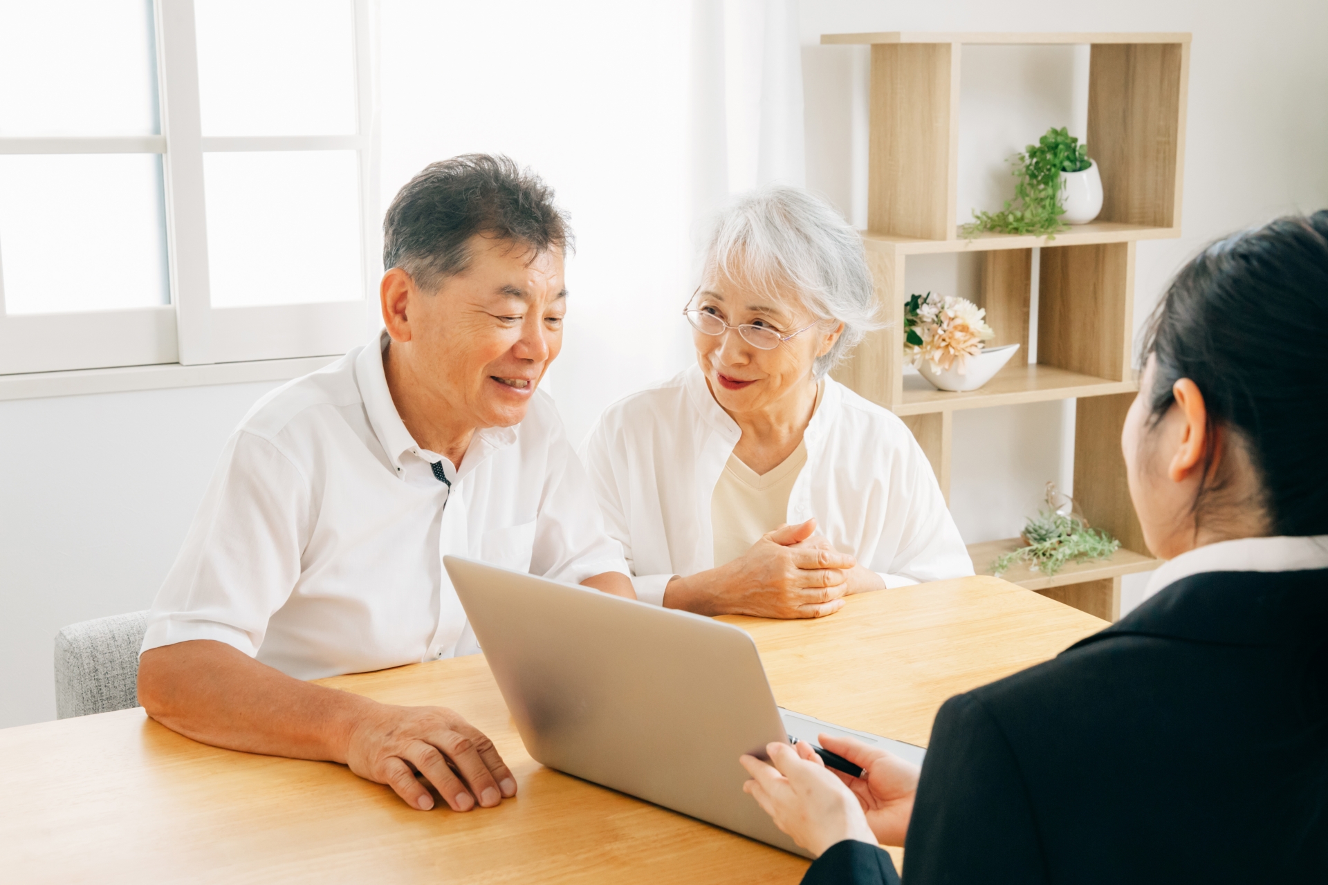 女性と高齢者夫婦