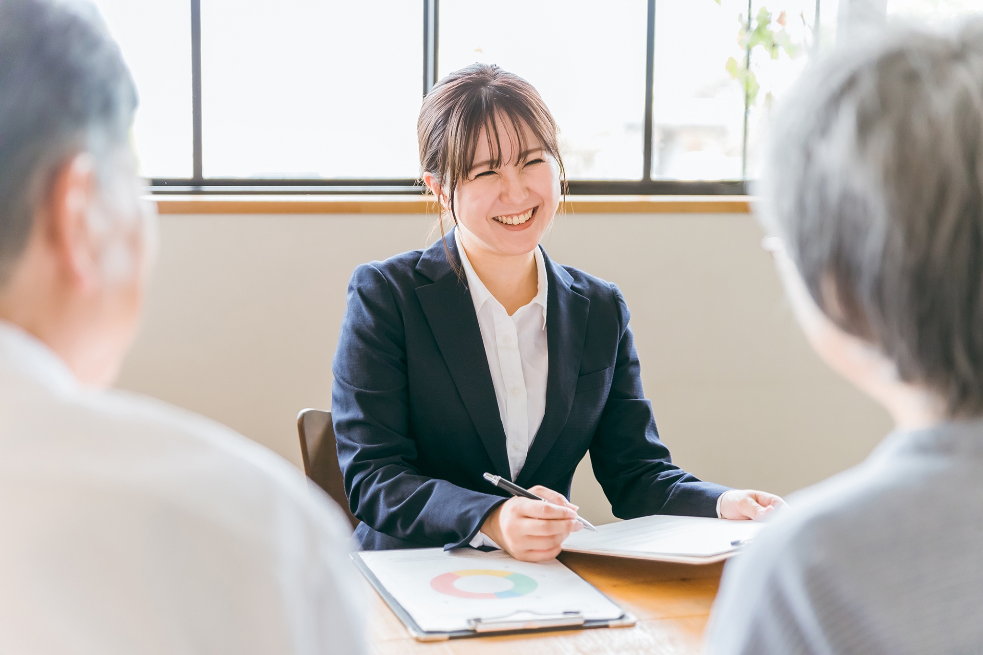 笑顔のスーツの女性