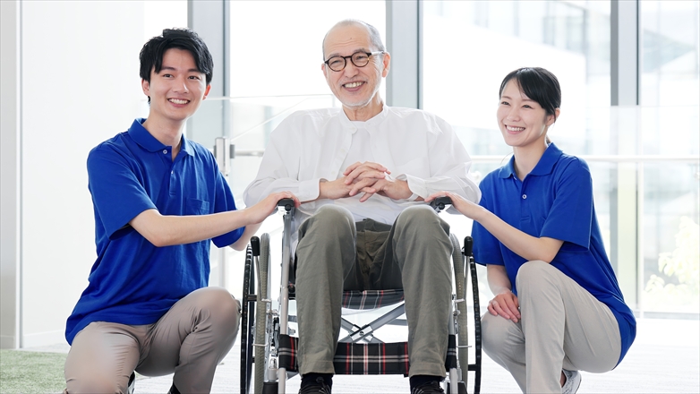 介護士と話をする車椅子の高齢者