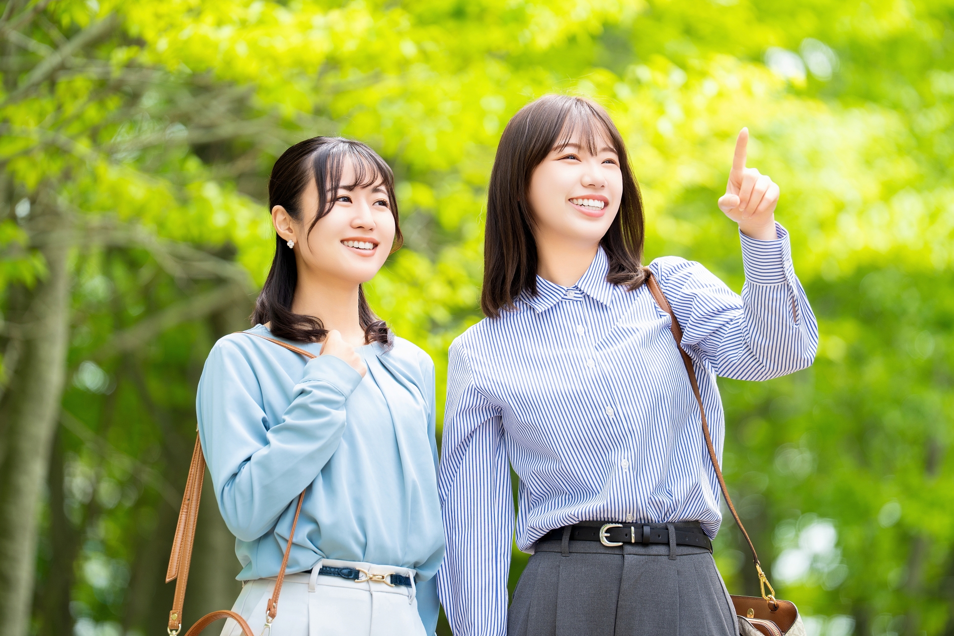 遊歩道を歩く2人の女性・ビジネスウーマン