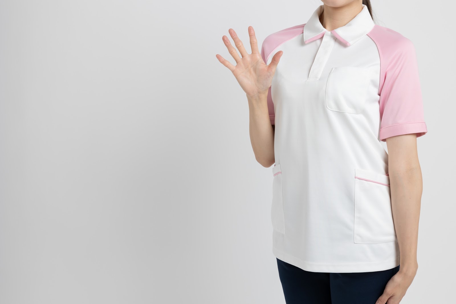 5本指を立てる介護士