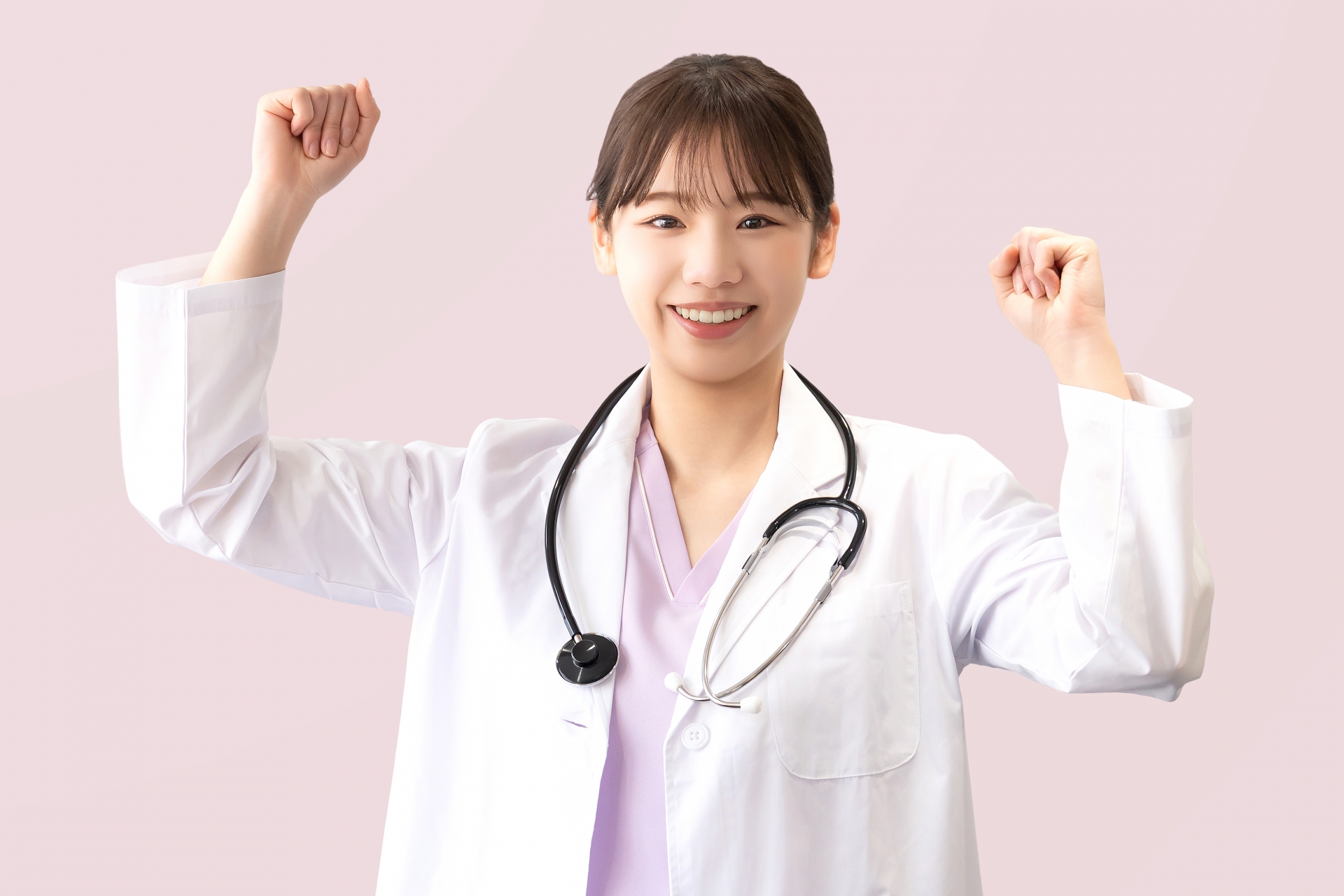 ガッツポーズをする笑顔の女性医療スタッフ