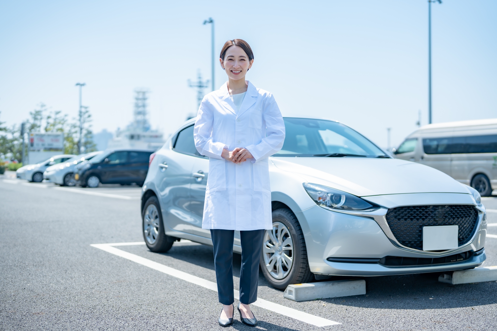 車の前に立つ医師