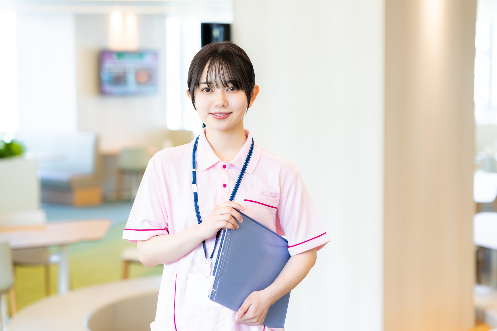 ピンクのふくをきた介護職の女性