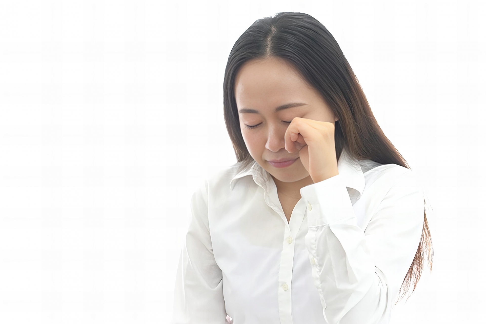 目をこする日本人女性