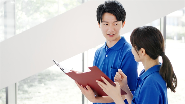 打ち合わせをする介護士