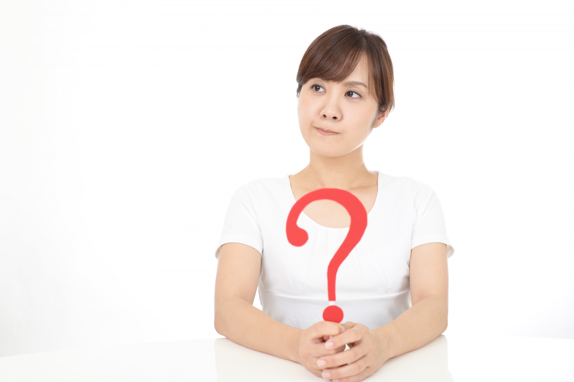 はてなマークを持つ女性