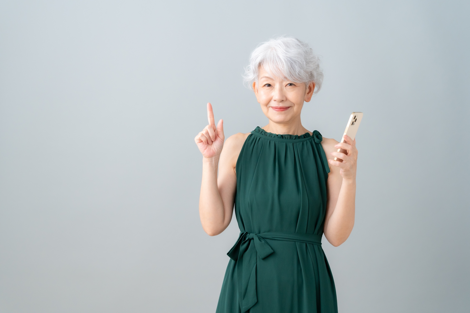 スマートフォンを持つシニア女性