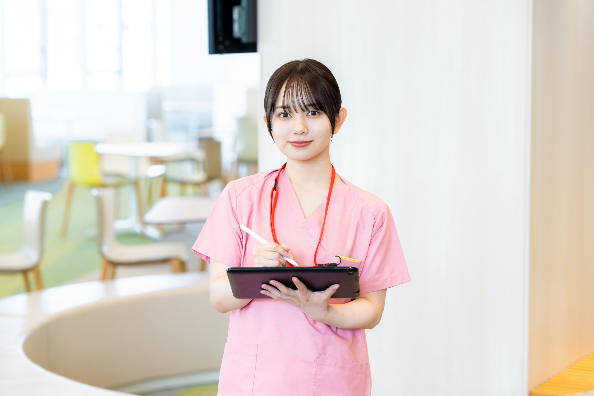 タブレットに書き込む女性