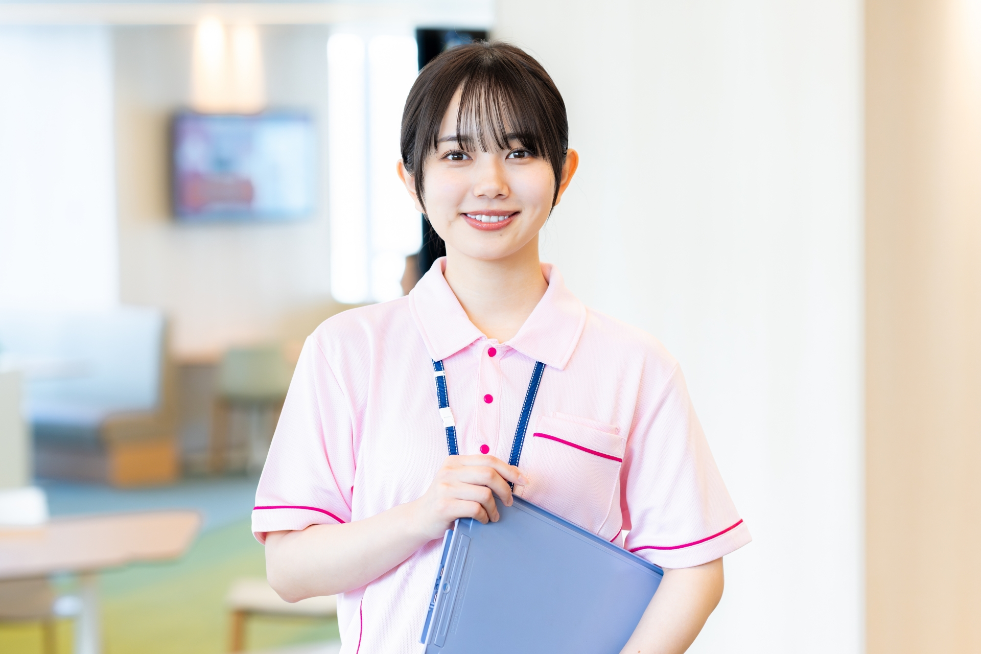 バインダーを持つ笑顔の女性
