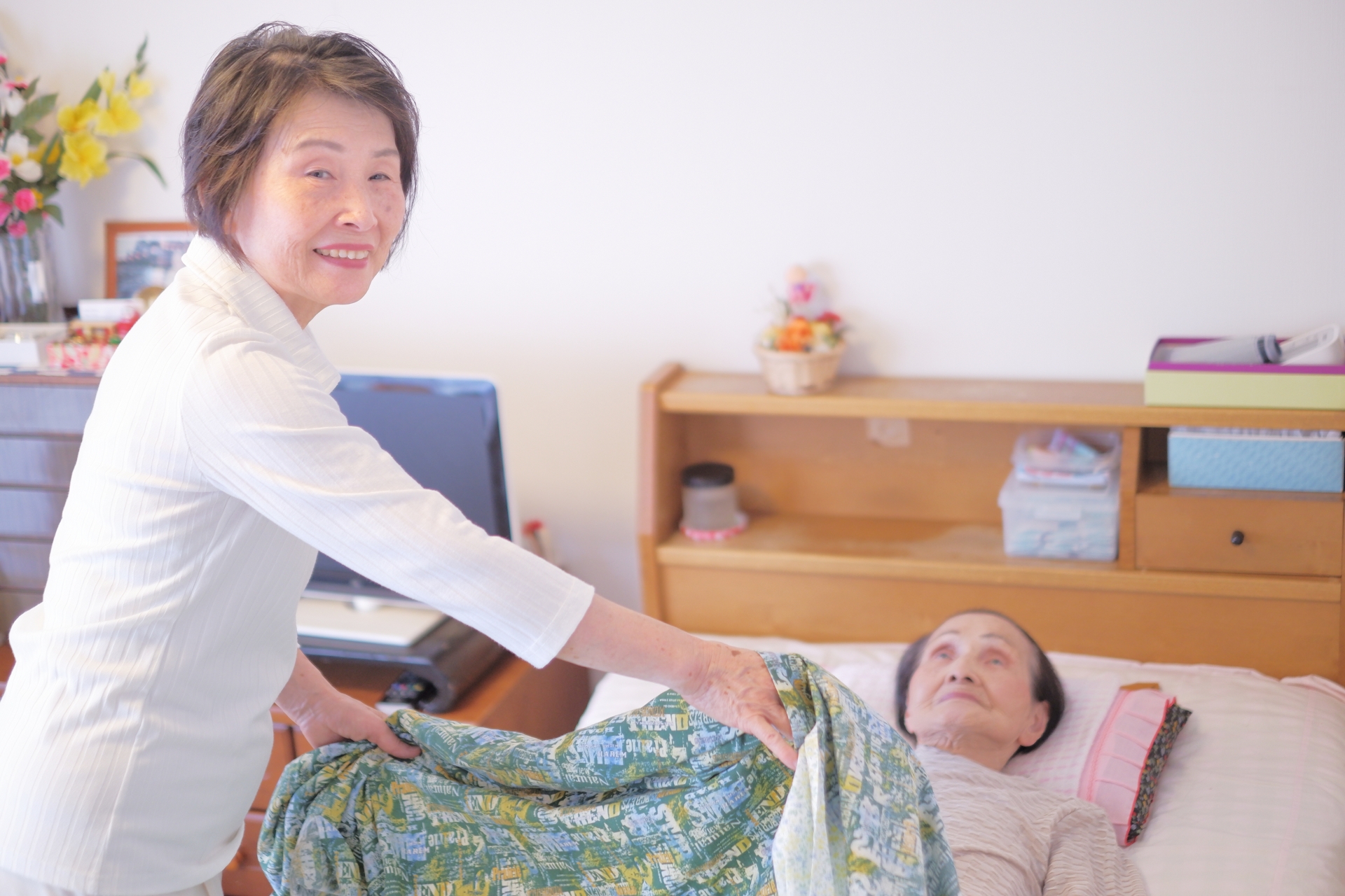 介護をする女性