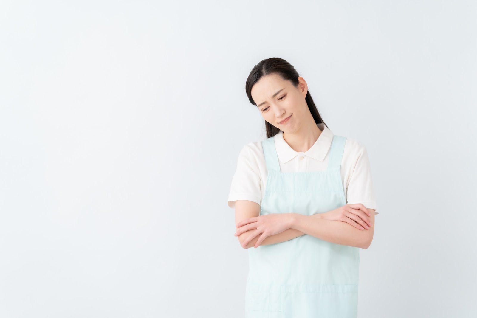 悩む介護士