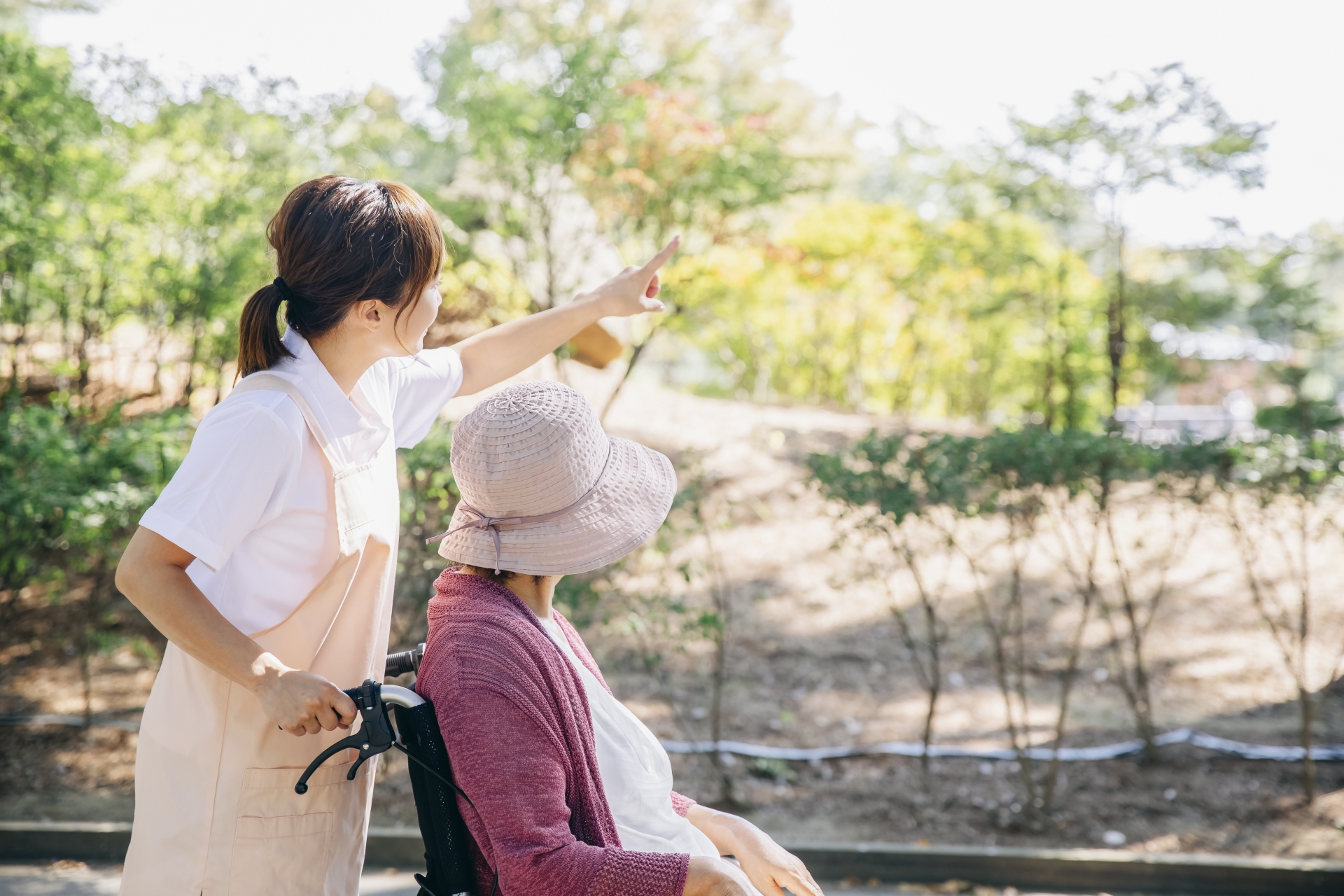 指をさす女性介護士