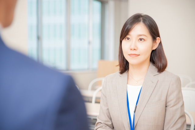 真剣に話を聞く女性