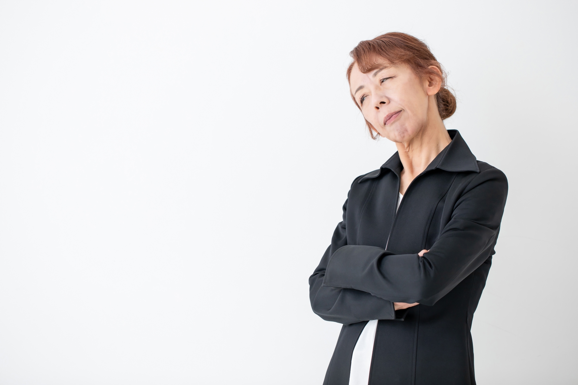 考えるシニア女性