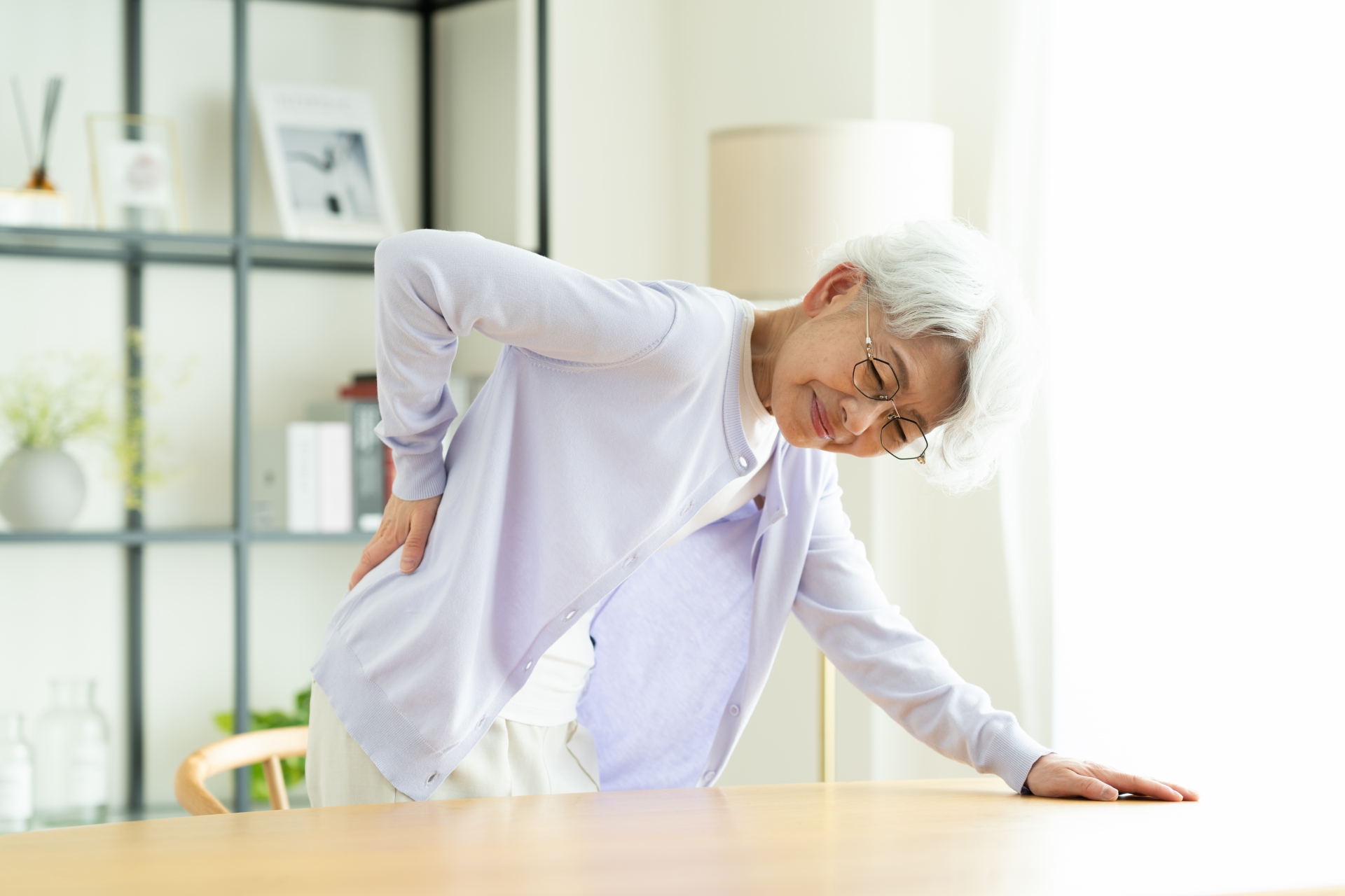 腰痛に悩む女性