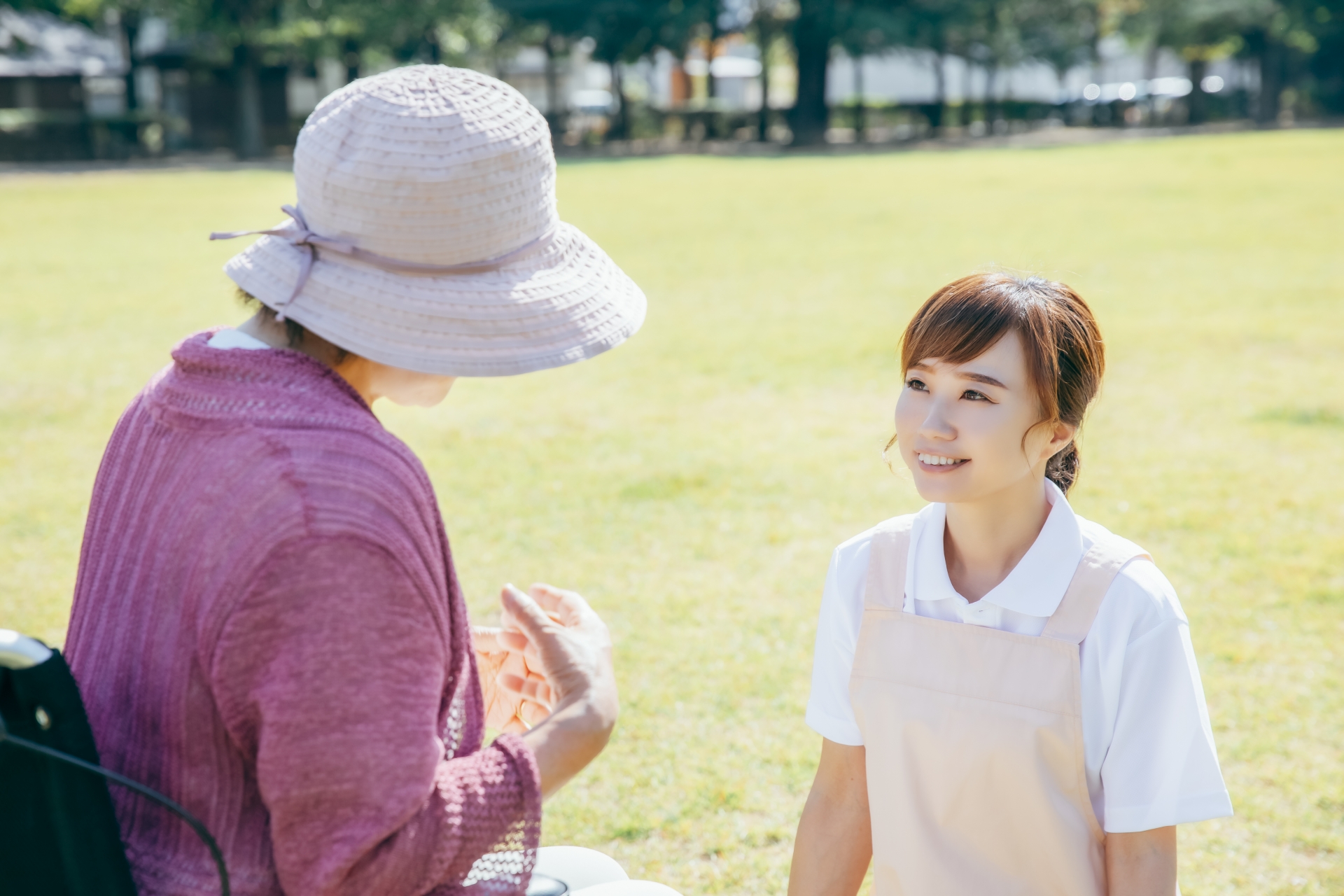 話しを聞く介護士