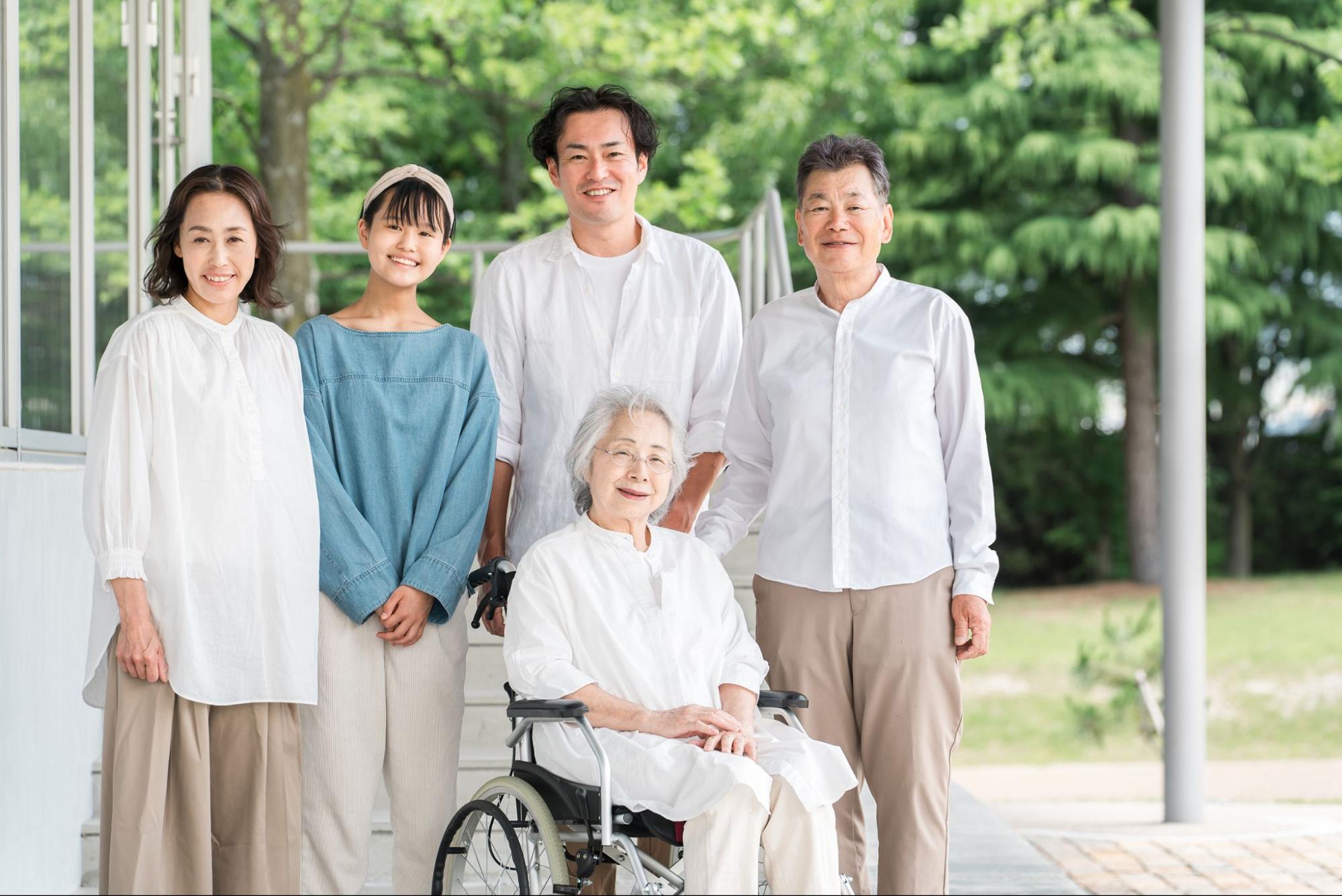 車椅子女性と家族