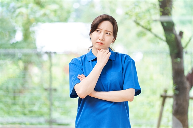 仕事について悩む女性介護士