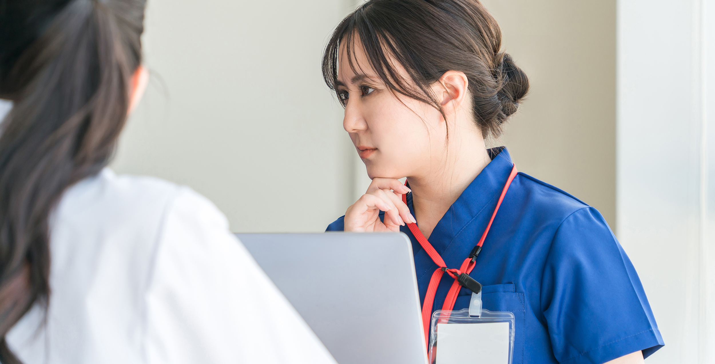 医局でカンファレンスする女性の看護師
