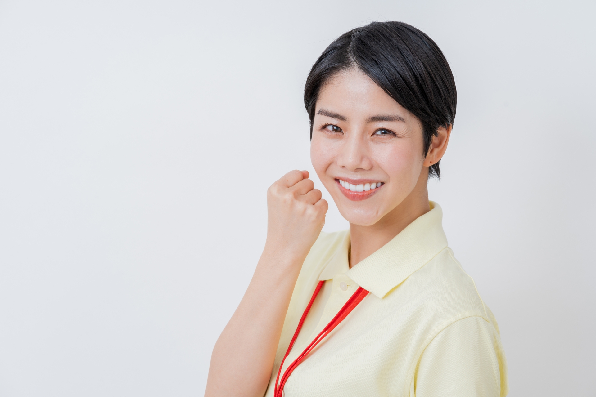 ガッツポーズをする介護士の女性。