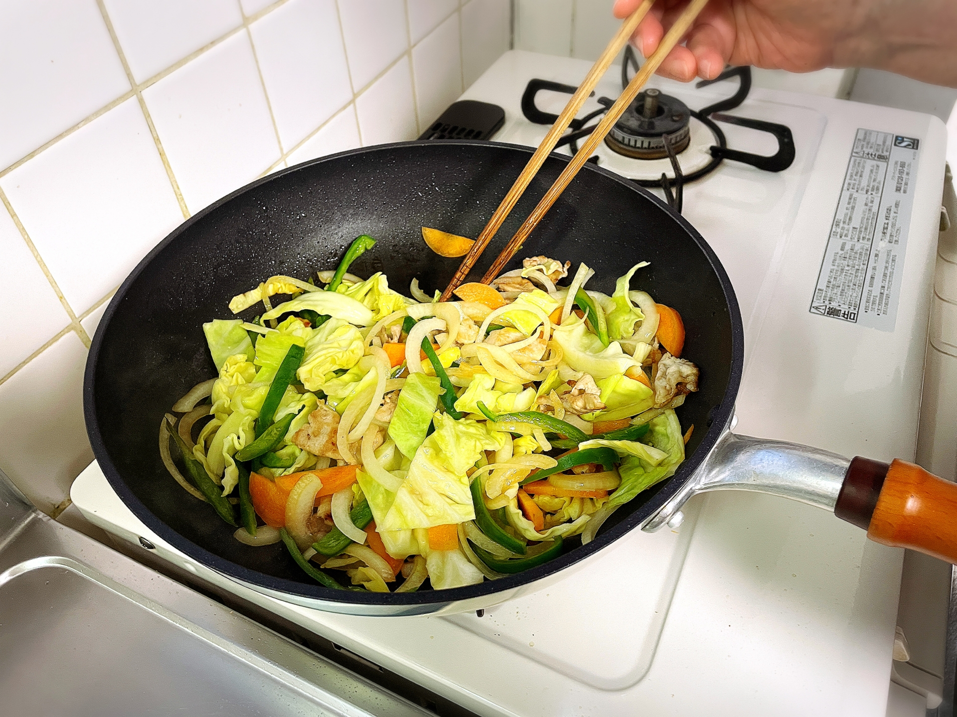 フライパンで野菜炒めを作る様子