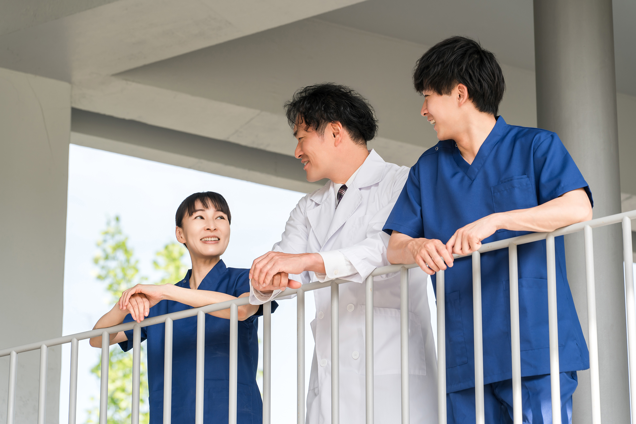 病院の屋外で休憩時間を過ごす男女
