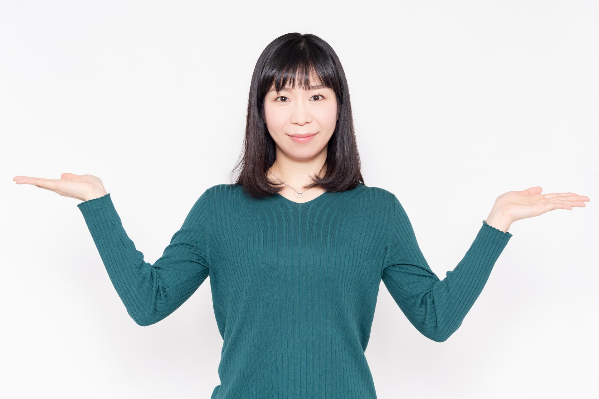 案内のジェスチャーをする女性