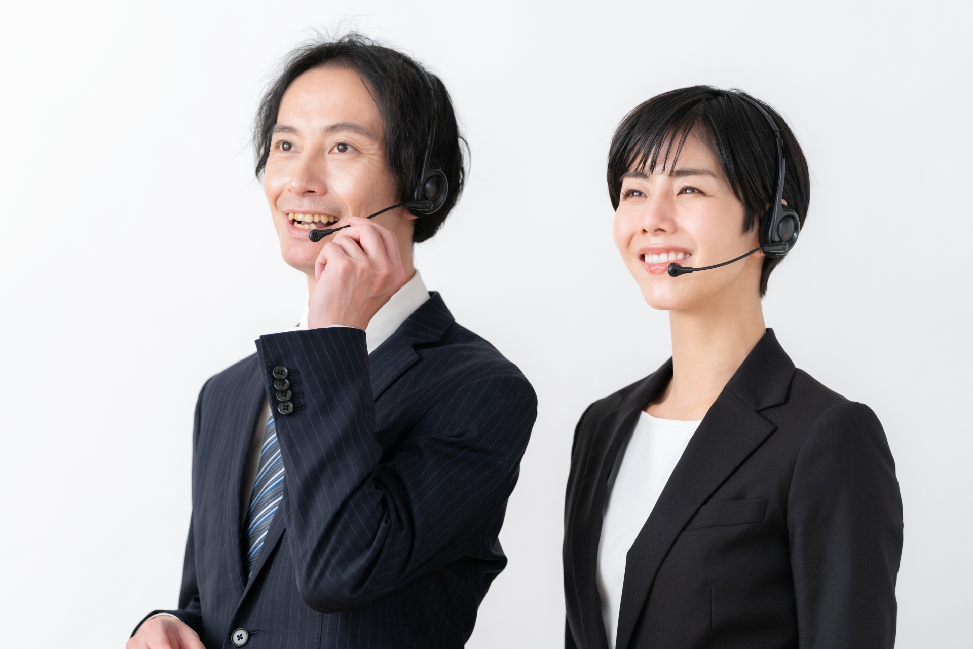 白バックの若い男女のオペレーター