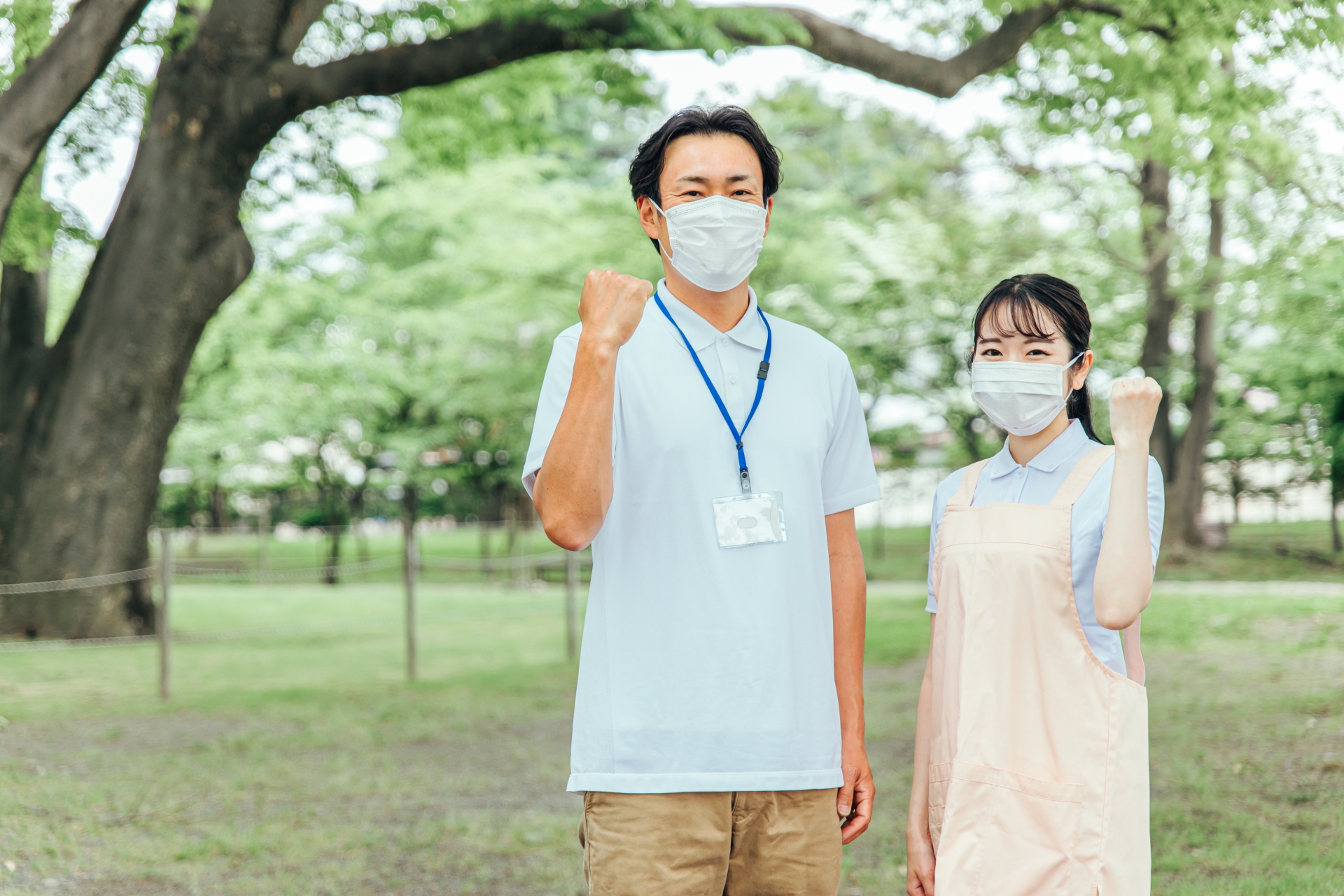 マスクをつけた医療・介護・福祉系の男女スタッフ
