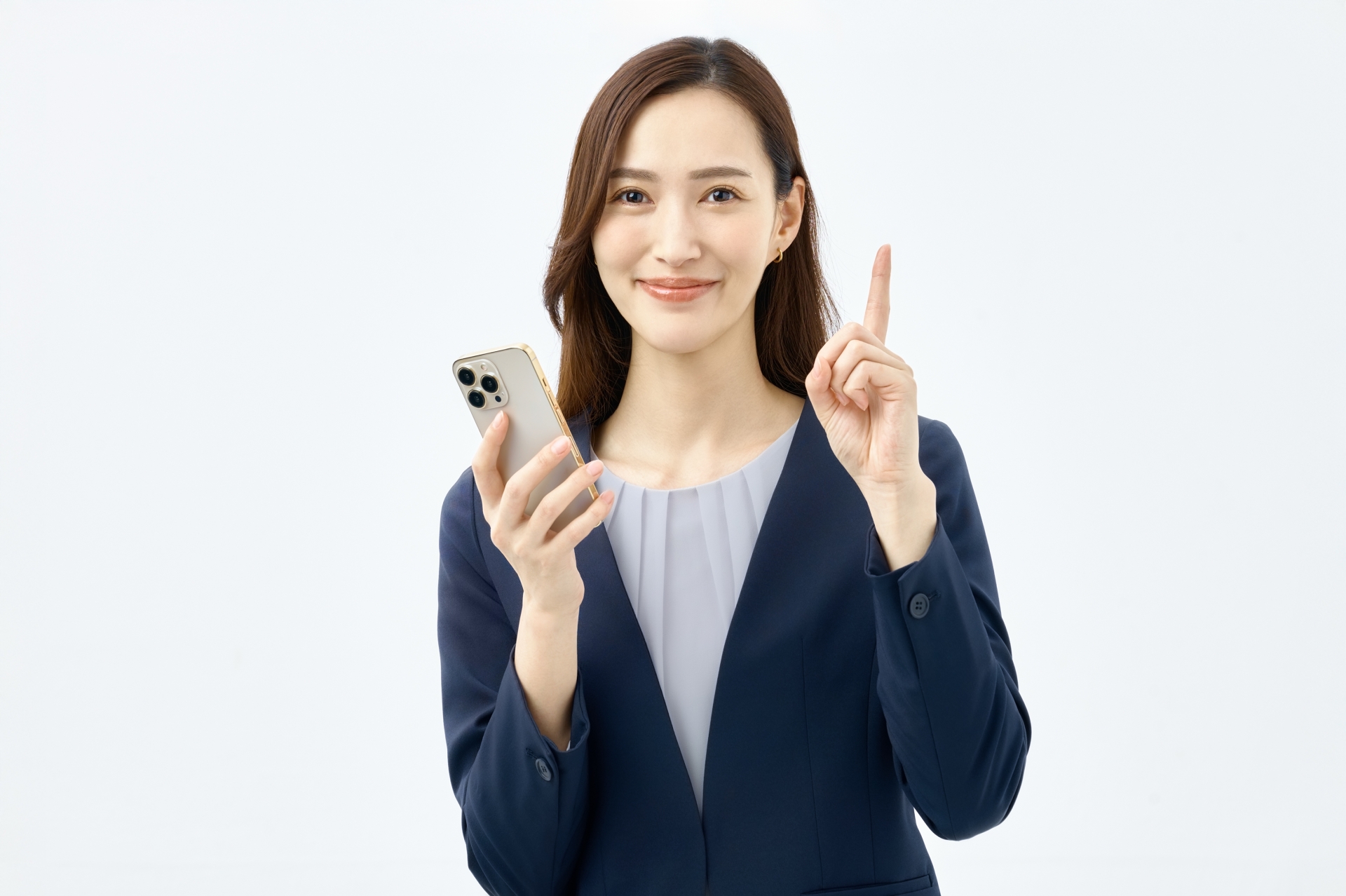 スマホを持って指を立てる女性