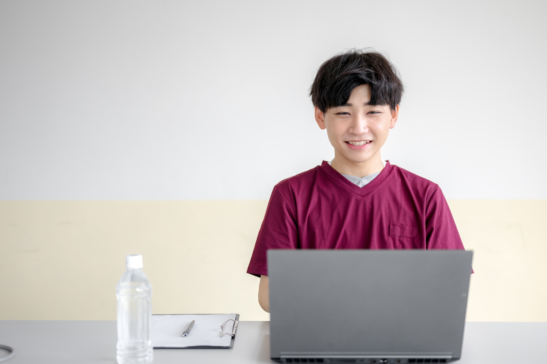 パソコンを使うスクラブ男性