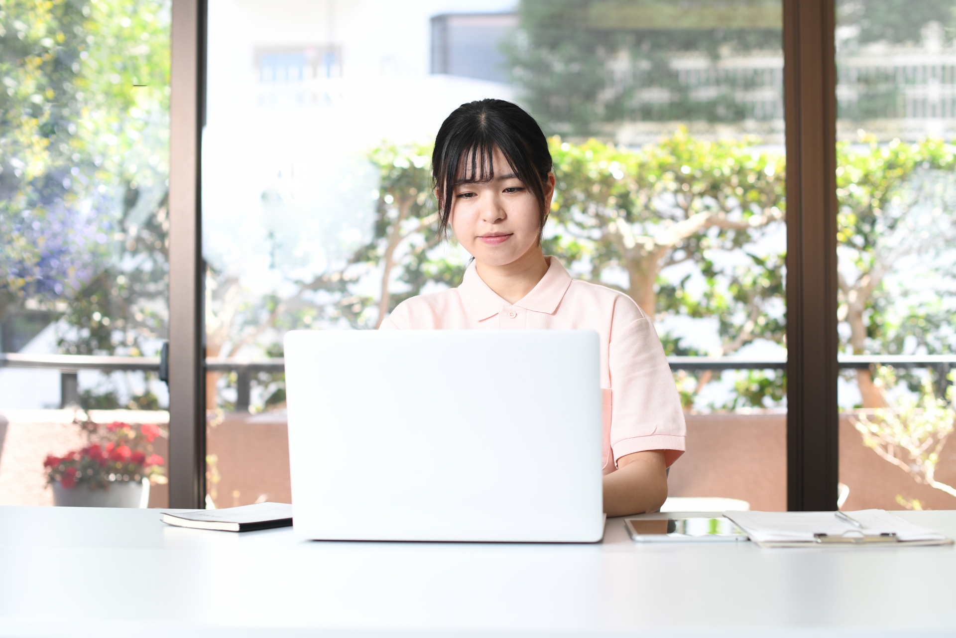 パソコン操作をする女性スタッフ