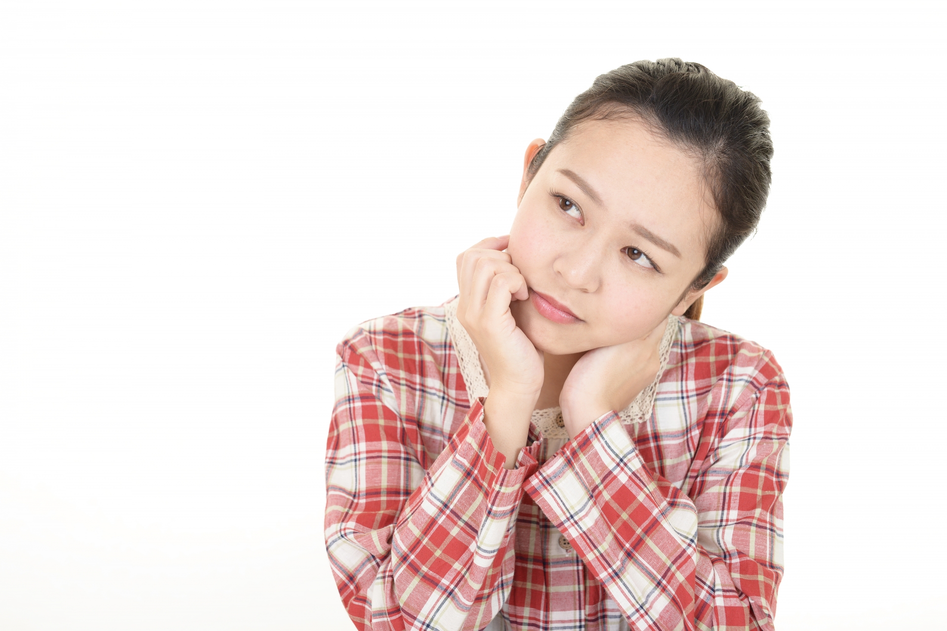 パジャマ姿の女性　考える