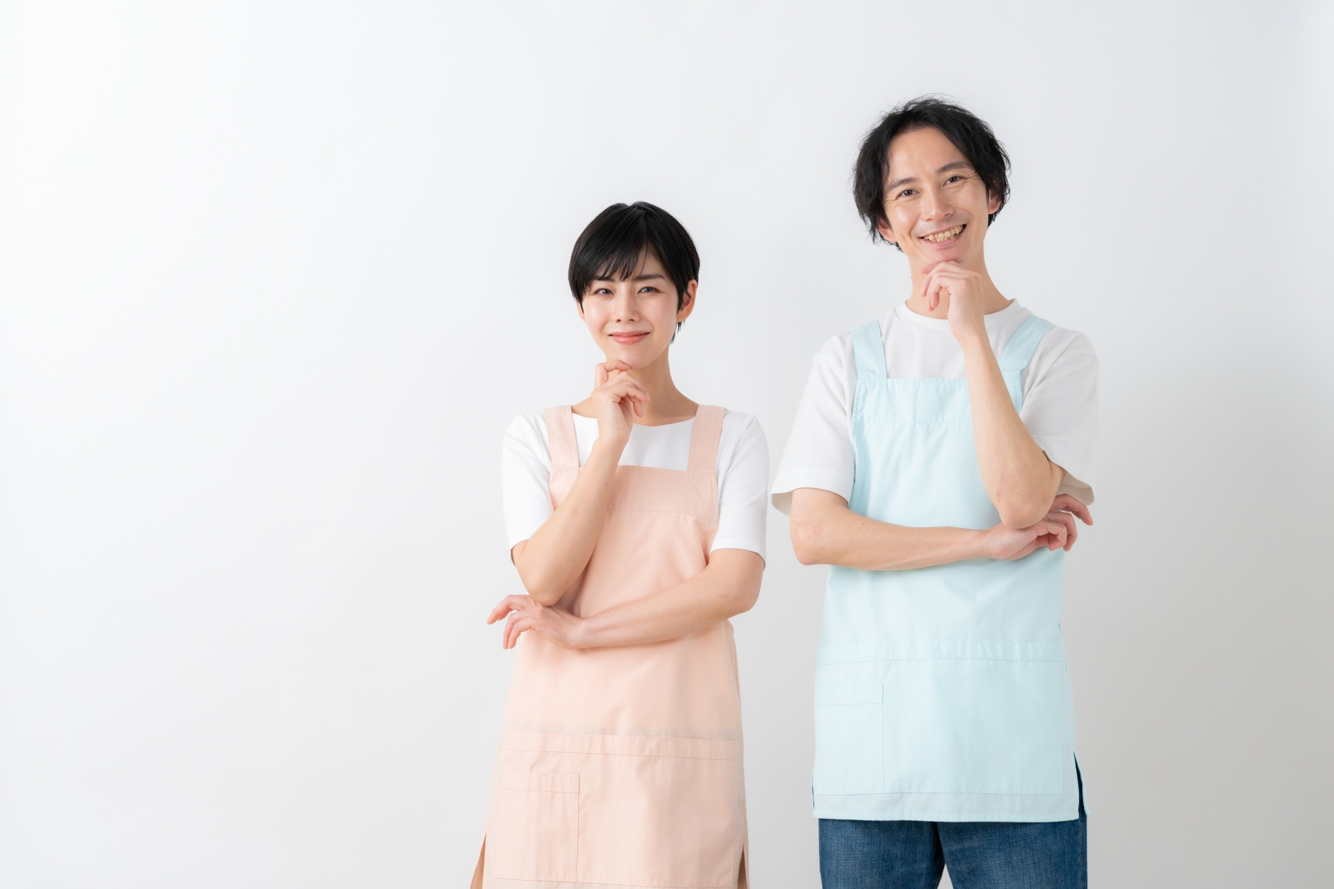 エプロンの男女
