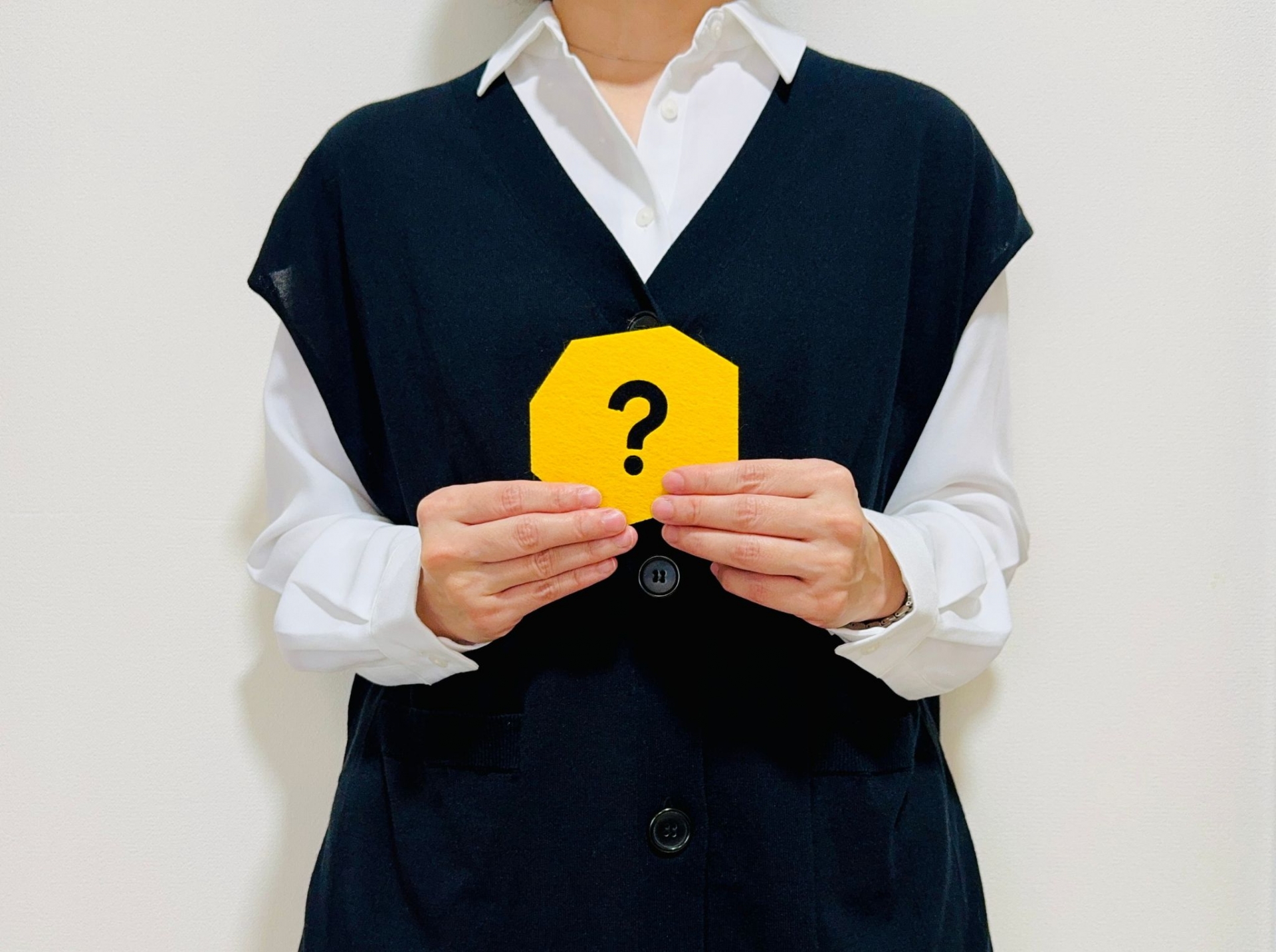 ？のカードを持つ人