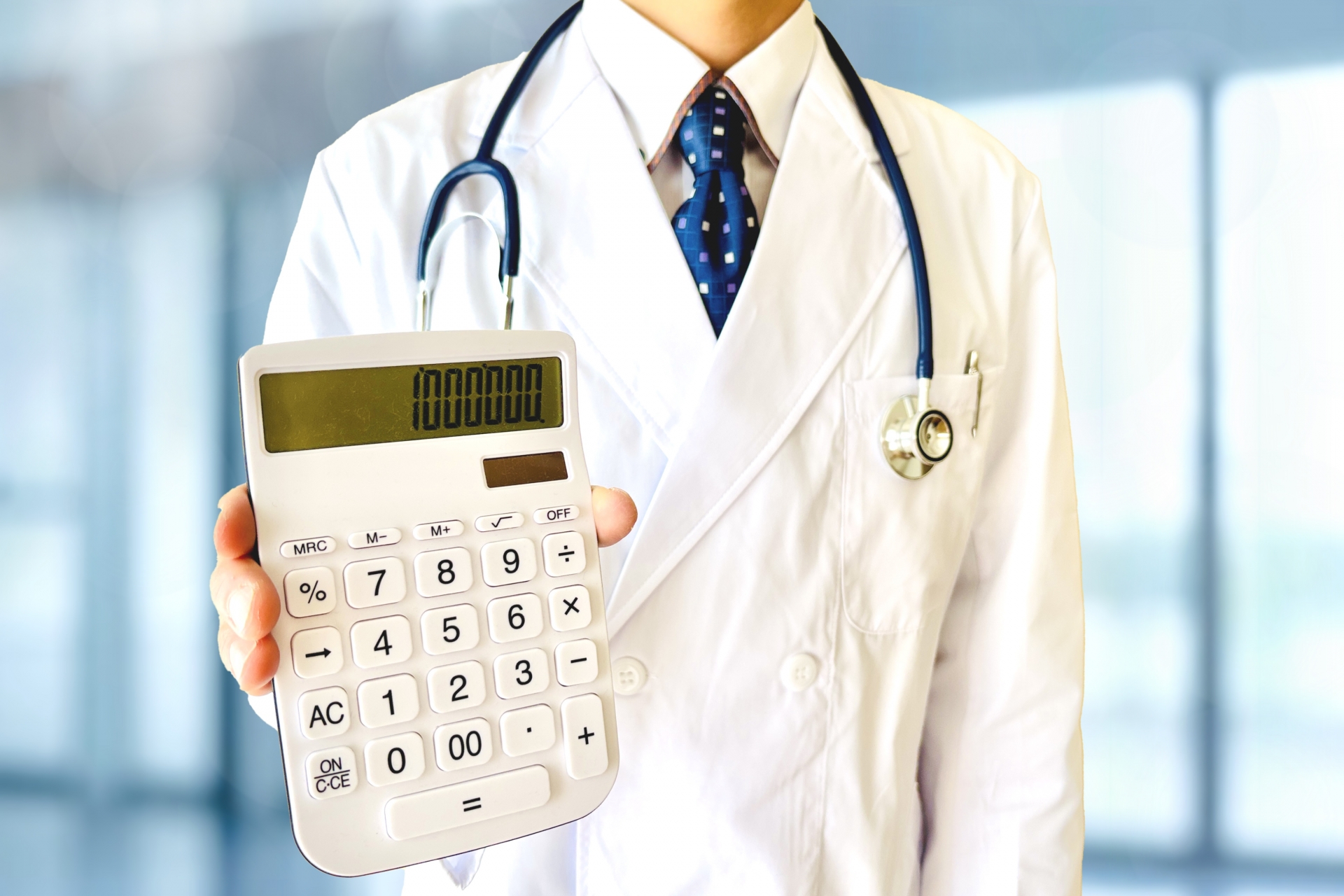 病院の費用の話をする男性医師