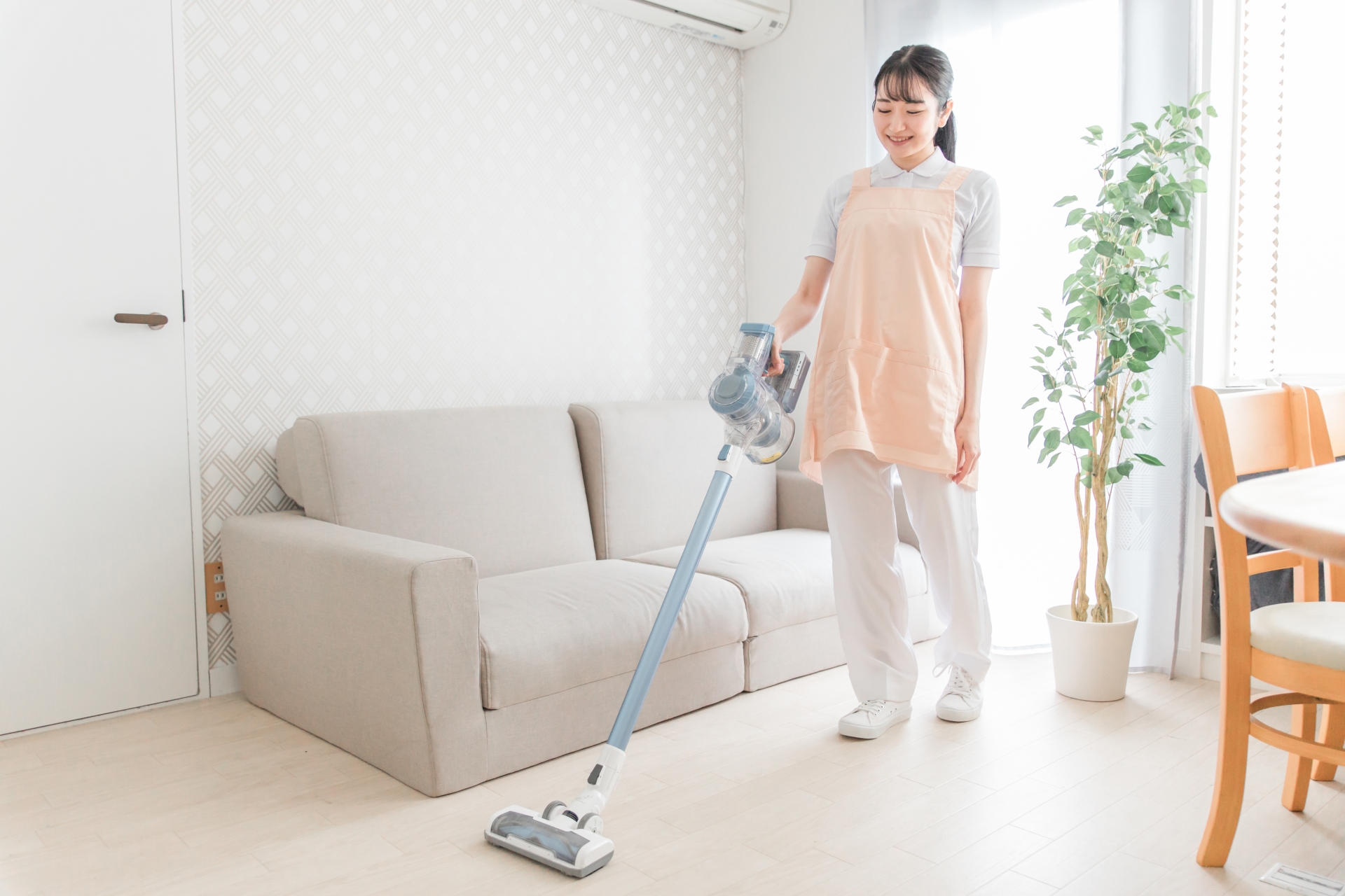 掃除機をかける介護職員