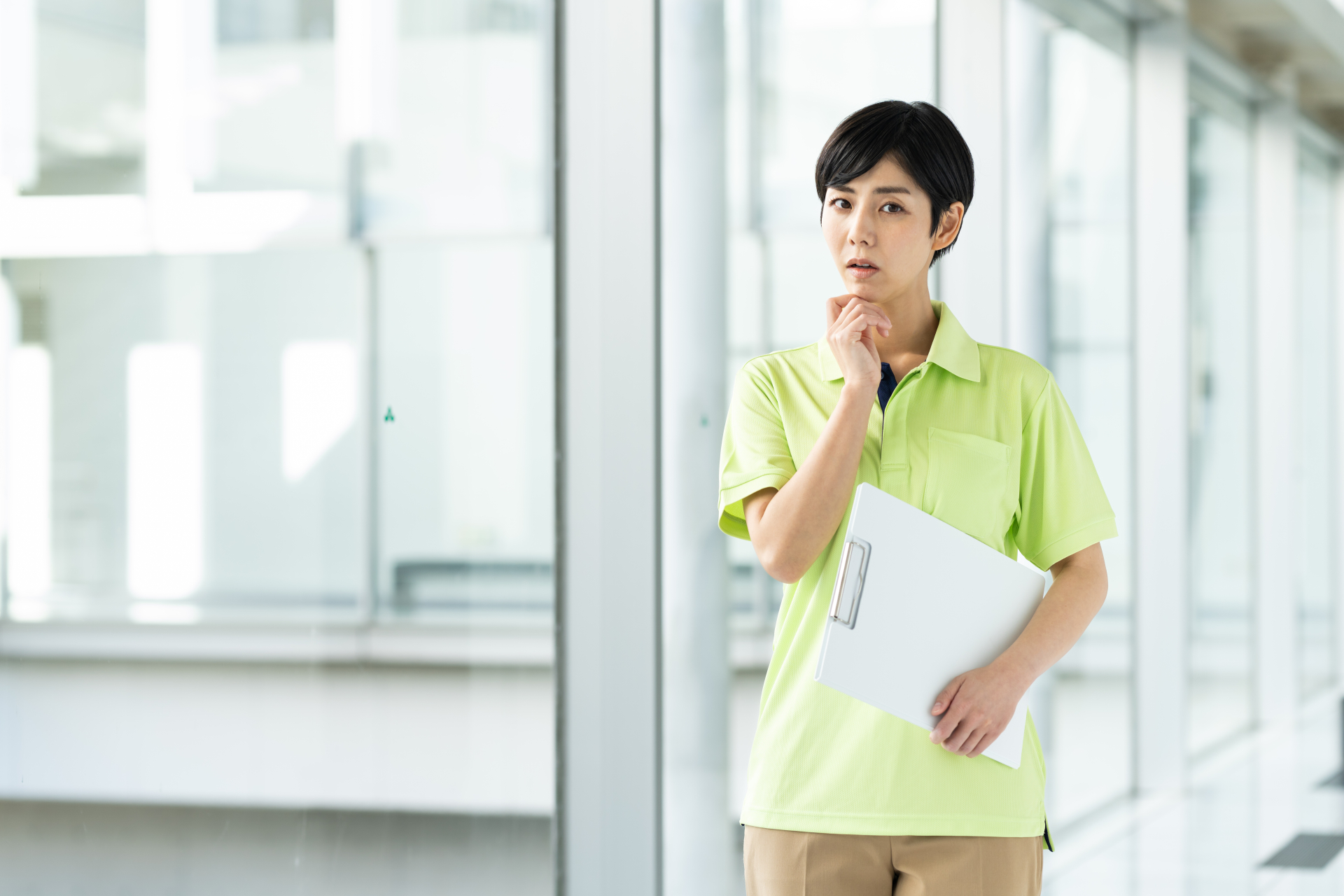 考える女性介護士