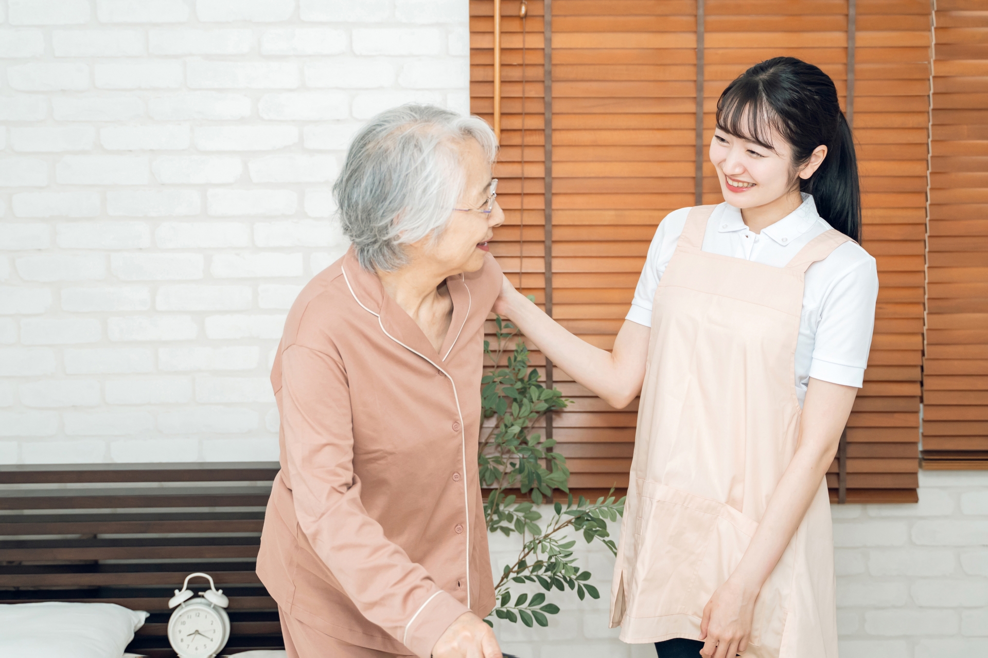 笑顔の高齢者女性と介護士