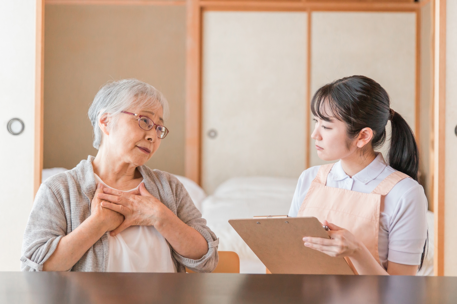 在宅介護を受ける高齢者女性