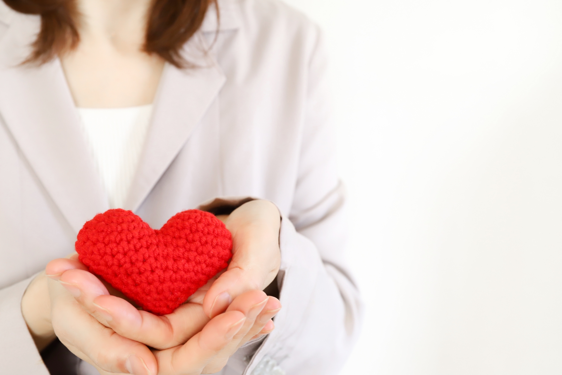 ハートを持った女性