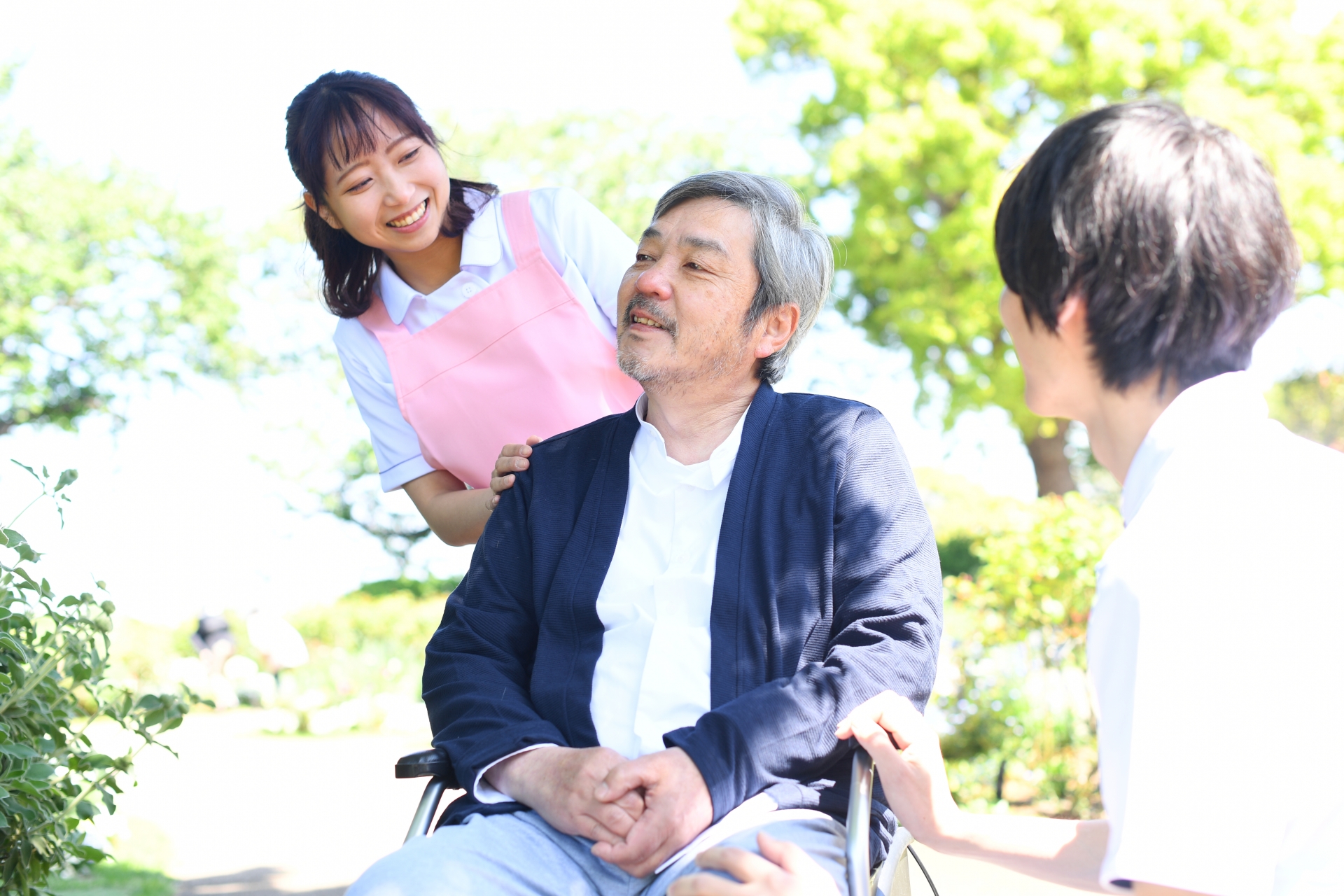 車椅子に乗る男性