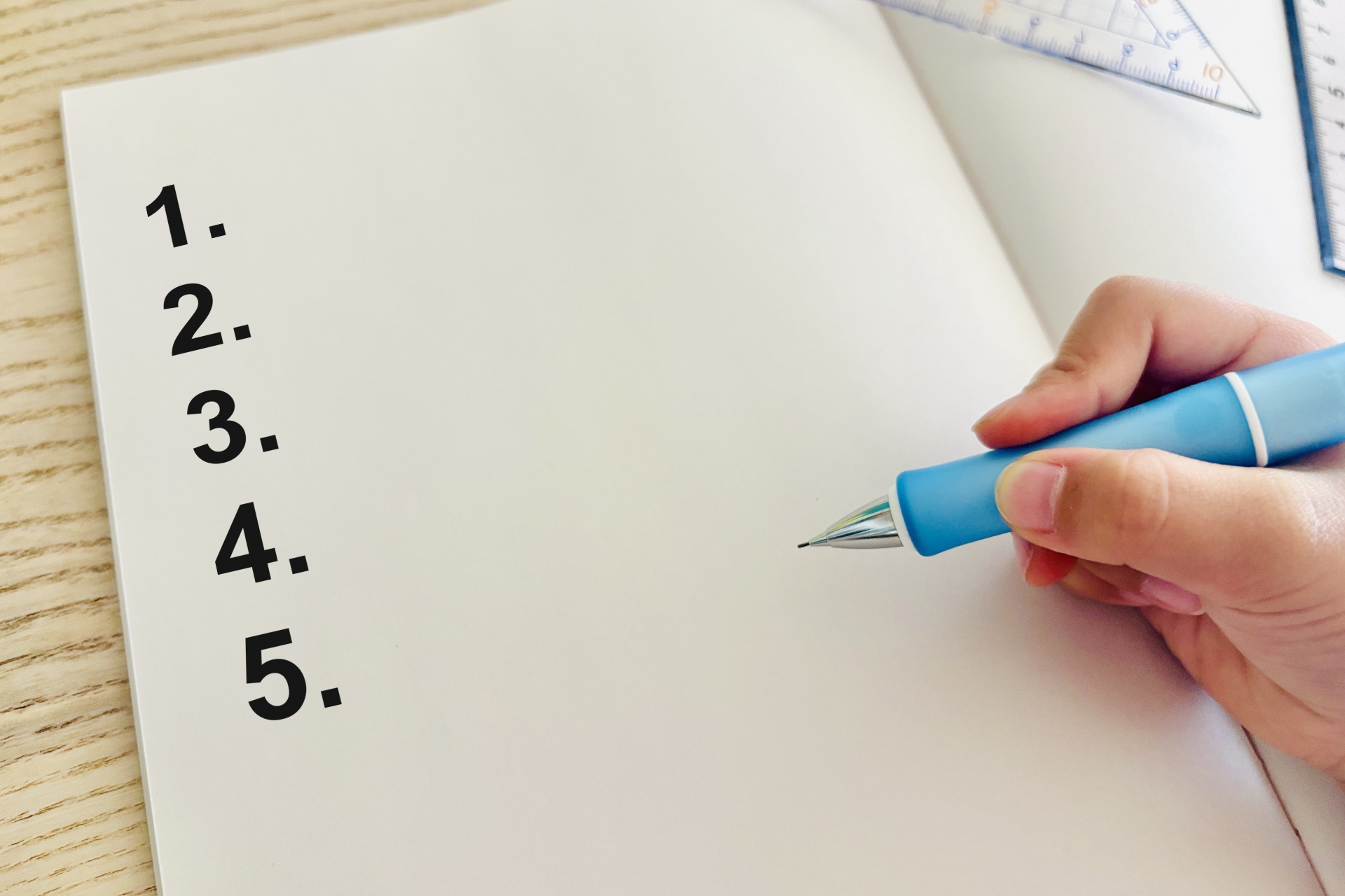 1から5までのステップを書く手とペン