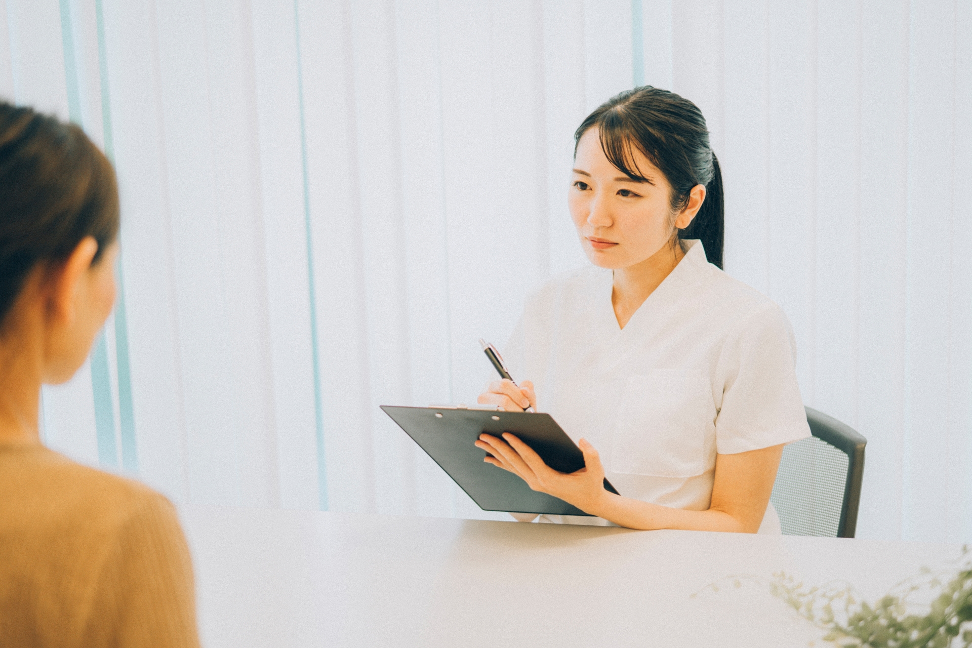 カウンセリングする看護師
