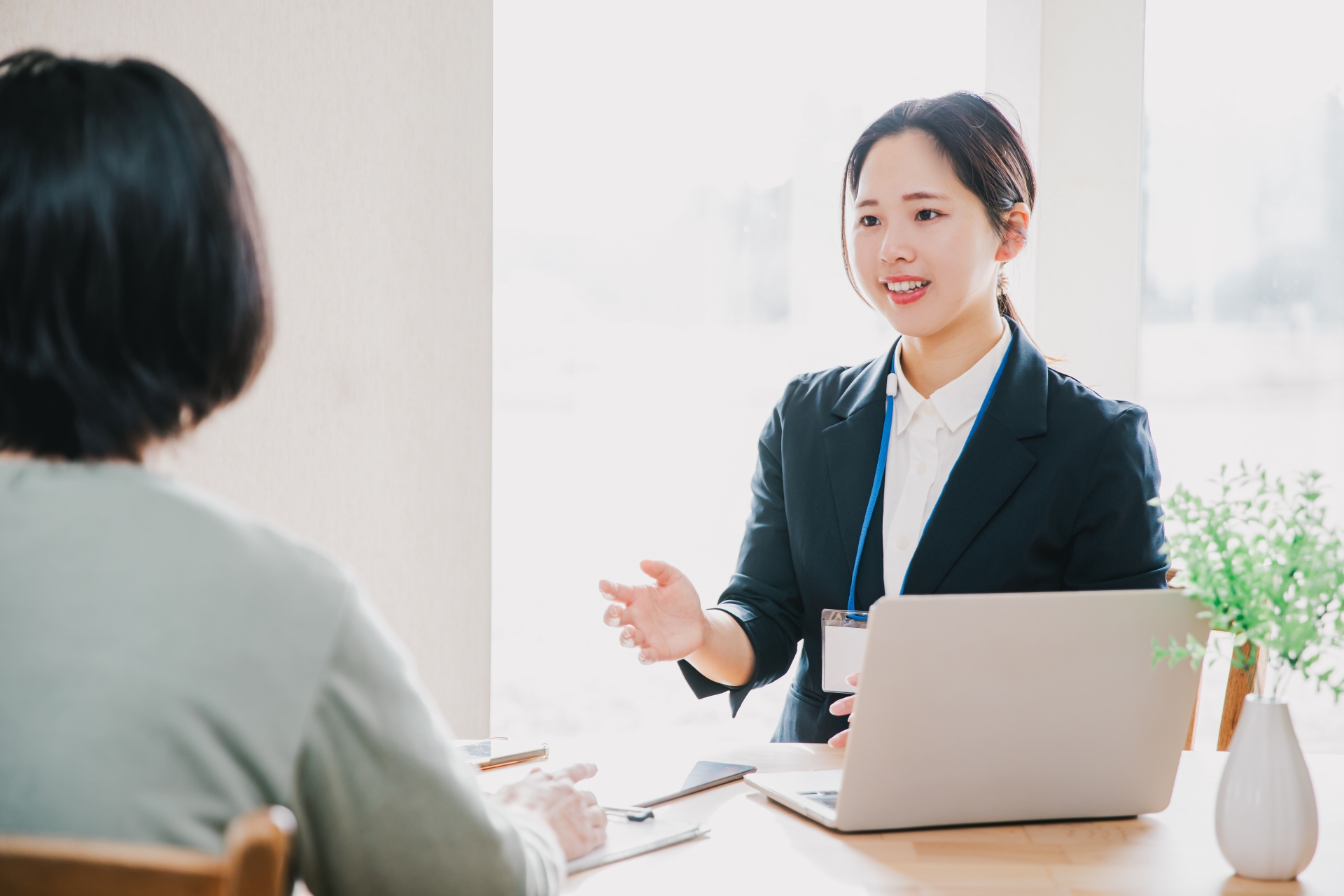 お客様に営業するビジネスウーマン