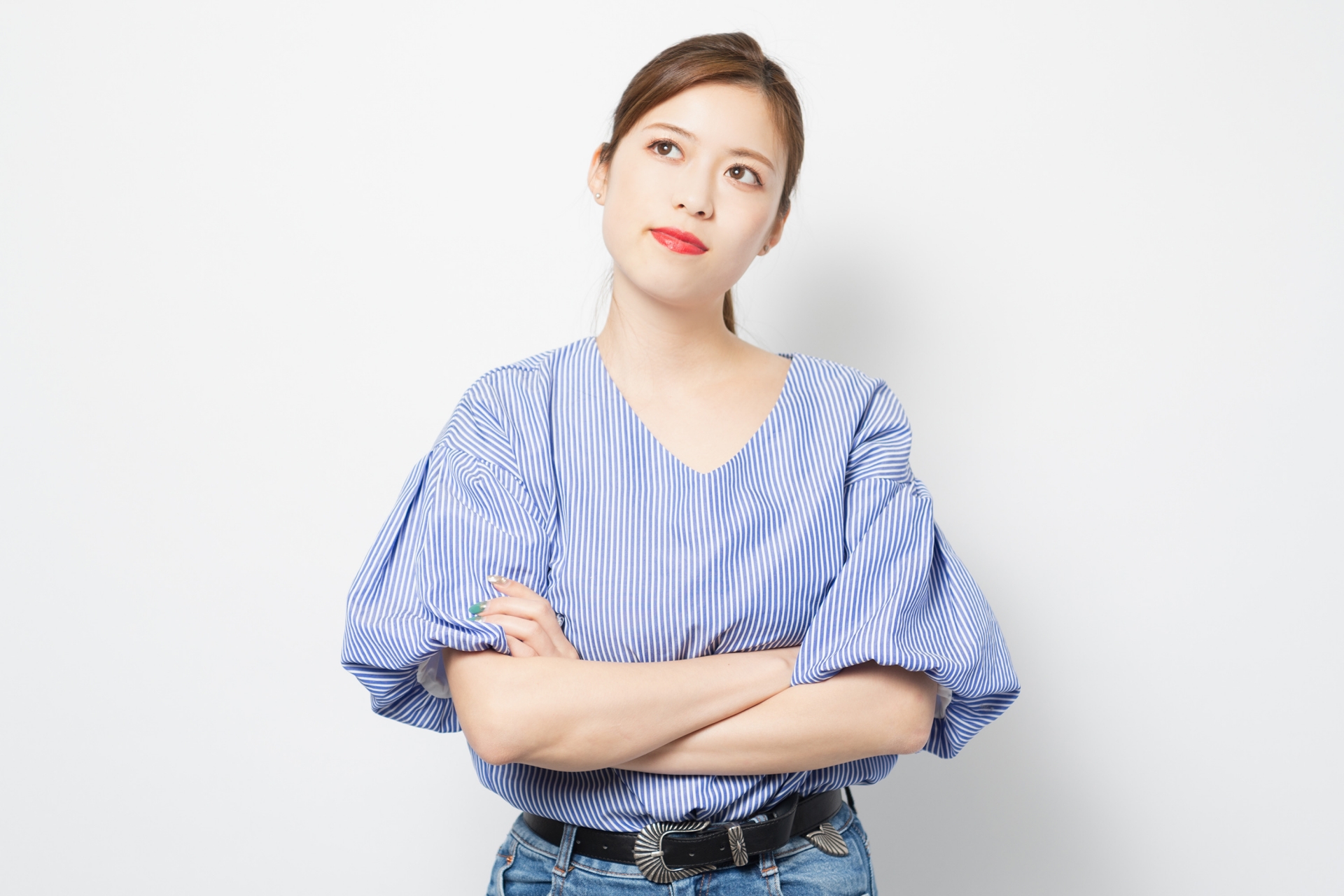考え込む女性