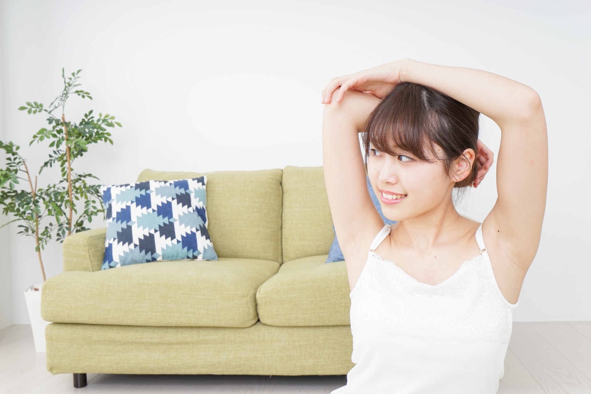 部屋でストレッチをする女性