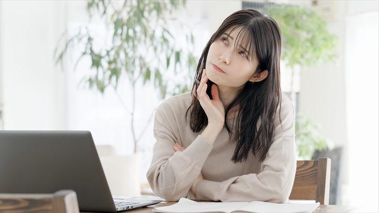 考える女性